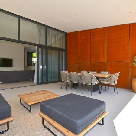 فيلة House K2 روفينج